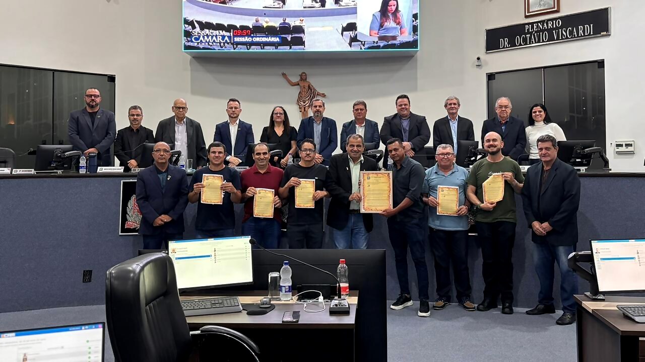 Câmara homenageia servidores da Manutenção da Secretaria Municipal de Educação